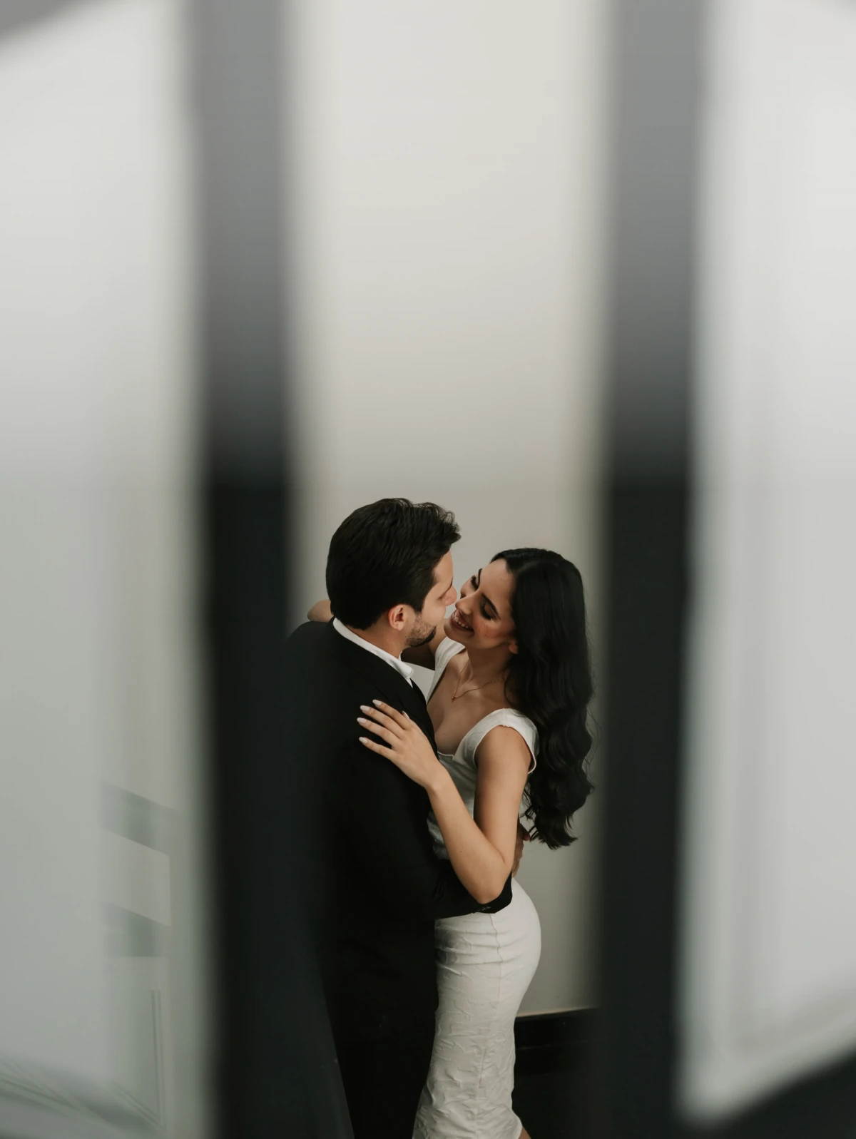 Thaiza e João Angello abraçados, celebrando seu amor.